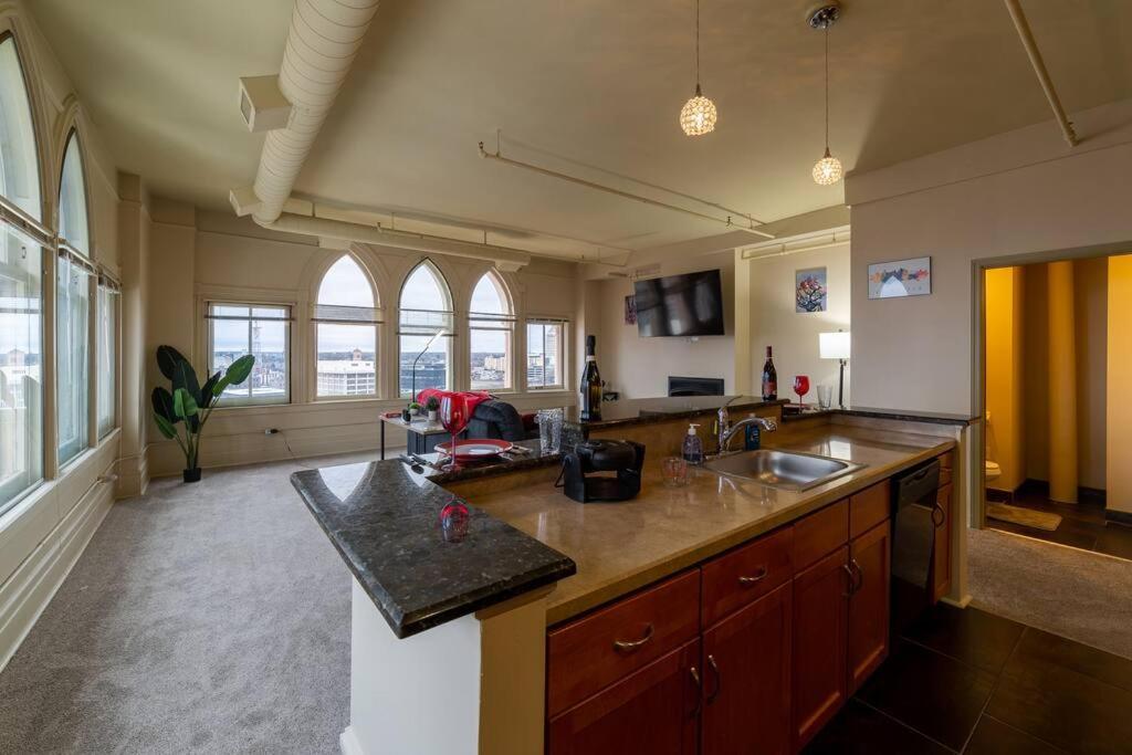 King Bed W/ Panoramic Views Of Dt! Rochester Exterior foto